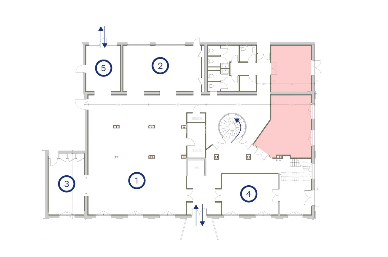 Plan d'étage avec numérotation des zones, escalier central et espaces délimités, incluant une zone en rose.