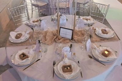 Plat de poulet mijoté avec légumes et épices, présenté dans un grand plat rond sur une table dressée.