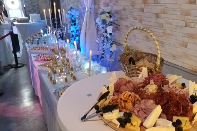 Plat de poulet mijoté avec légumes et épices, présenté dans un grand plat rond sur une table dressée.