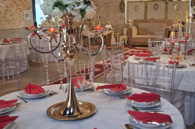 Plat de poulet mijoté avec légumes et épices, présenté dans un grand plat rond sur une table dressée.