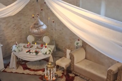 Plat de poulet mijoté avec légumes et épices, présenté dans un grand plat rond sur une table dressée.