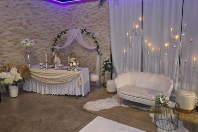 Plat de poulet mijoté avec légumes et épices, présenté dans un grand plat rond sur une table dressée.