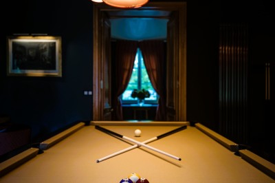Salle de bain moderne avec lavabo sur plan en bois, miroir éclairé et douche à paroi en marbre noir.