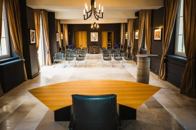 Salle de bain moderne avec lavabo sur plan en bois, miroir éclairé et douche à paroi en marbre noir.