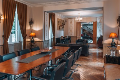 Salle de bain moderne avec lavabo sur plan en bois, miroir éclairé et douche à paroi en marbre noir.
