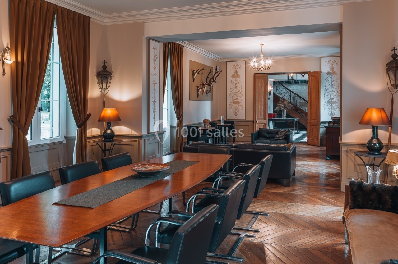 Salle à manger et salon élégants avec parquet en bois, grandes fenêtres, rideaux, et mobilier moderne.