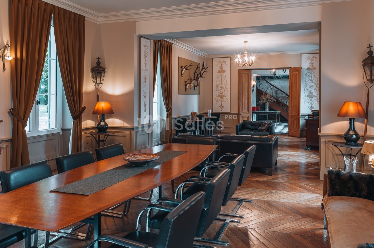 Salle à manger et salon élégants avec parquet en bois, grandes fenêtres, rideaux, et mobilier moderne.