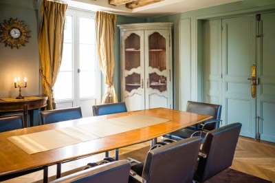 Salle de bain moderne avec lavabo sur plan en bois, miroir éclairé et douche à paroi en marbre noir.