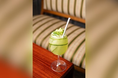 Miniature Location salle Asnières-sur-Seine (Hauts-de-Seine) - La Halle Flachat #18 Assiette contenant une salade colorée avec tomates, roquette et fromage coupé à l'aide d'un couteau et d'une fourchette.