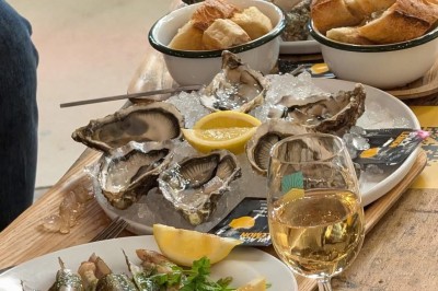 Miniature Location salle Asnières-sur-Seine (Hauts-de-Seine) - La Halle Flachat #16 Assiette contenant une salade colorée avec tomates, roquette et fromage coupé à l'aide d'un couteau et d'une fourchette.