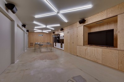 Miniature Location salle Asnières-sur-Seine (Hauts-de-Seine) - La Halle Flachat #12 Assiette contenant une salade colorée avec tomates, roquette et fromage coupé à l'aide d'un couteau et d'une fourchette.