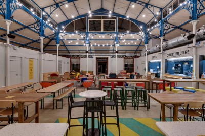 Miniature Location salle Asnières-sur-Seine (Hauts-de-Seine) - La Halle Flachat #2 Assiette contenant une salade colorée avec tomates, roquette et fromage coupé à l'aide d'un couteau et d'une fourchette.