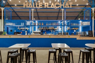 Miniature Location salle Asnières-sur-Seine (Hauts-de-Seine) - La Halle Flachat #10 Assiette contenant une salade colorée avec tomates, roquette et fromage coupé à l'aide d'un couteau et d'une fourchette.