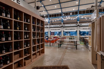 Miniature Location salle Asnières-sur-Seine (Hauts-de-Seine) - La Halle Flachat #4 Assiette contenant une salade colorée avec tomates, roquette et fromage coupé à l'aide d'un couteau et d'une fourchette.