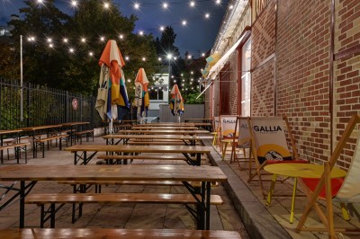 Miniature Location salle Asnières-sur-Seine (Hauts-de-Seine) - La Halle Flachat #11 Assiette contenant une salade colorée avec tomates, roquette et fromage coupé à l'aide d'un couteau et d'une fourchette.