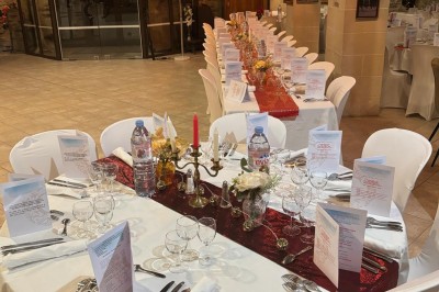 Miniature Location salle Vouvant (Vendée) - Le Hameau de Vouvant #8 Groupe de personnes debout dans une salle en pierre avec des lumières suspendues au plafond.