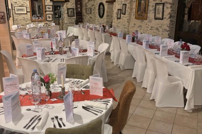 Miniature Location salle Vouvant (Vendée) - Le Hameau de Vouvant #10 Groupe de personnes debout dans une salle en pierre avec des lumières suspendues au plafond.