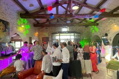 Miniature Location salle Vouvant (Vendée) - Le Hameau de Vouvant #6 Groupe de personnes debout dans une salle en pierre avec des lumières suspendues au plafond.