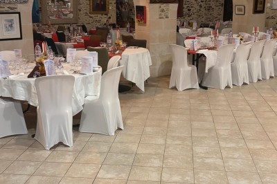 Miniature Location salle Vouvant (Vendée) - Le Hameau de Vouvant #11 Groupe de personnes debout dans une salle en pierre avec des lumières suspendues au plafond.