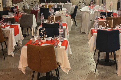 Miniature Location salle Vouvant (Vendée) - Le Hameau de Vouvant #12 Groupe de personnes debout dans une salle en pierre avec des lumières suspendues au plafond.