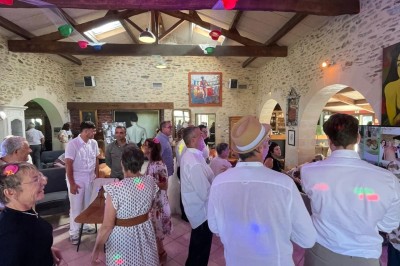 Miniature Location salle Vouvant (Vendée) - Le Hameau de Vouvant #13 Groupe de personnes debout dans une salle en pierre avec des lumières suspendues au plafond.
