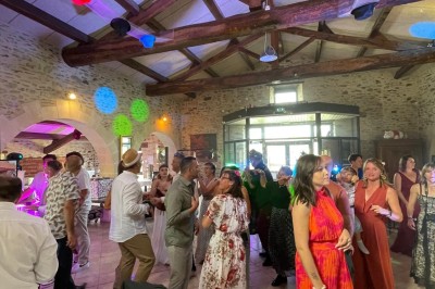 Miniature Location salle Vouvant (Vendée) - Le Hameau de Vouvant #14 Groupe de personnes debout dans une salle en pierre avec des lumières suspendues au plafond.