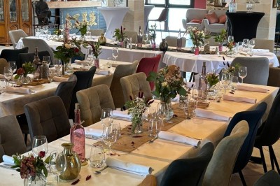 Miniature Location salle Vouvant (Vendée) - Le Hameau de Vouvant #15 Groupe de personnes debout dans une salle en pierre avec des lumières suspendues au plafond.