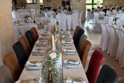 Miniature Location salle Vouvant (Vendée) - Le Hameau de Vouvant #16 Groupe de personnes debout dans une salle en pierre avec des lumières suspendues au plafond.