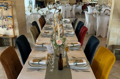 Miniature Location salle Vouvant (Vendée) - Le Hameau de Vouvant #17 Groupe de personnes debout dans une salle en pierre avec des lumières suspendues au plafond.