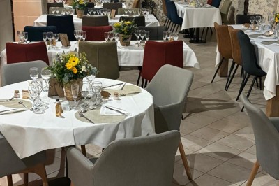 Miniature Location salle Vouvant (Vendée) - Le Hameau de Vouvant #18 Groupe de personnes debout dans une salle en pierre avec des lumières suspendues au plafond.