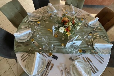 Miniature Location salle Vouvant (Vendée) - Le Hameau de Vouvant #19 Groupe de personnes debout dans une salle en pierre avec des lumières suspendues au plafond.