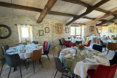 Miniature Location salle Vouvant (Vendée) - Le Hameau de Vouvant #20 Groupe de personnes debout dans une salle en pierre avec des lumières suspendues au plafond.
