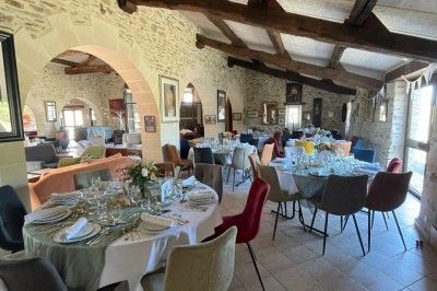 Miniature Location salle Vouvant (Vendée) - Le Hameau de Vouvant #21 Groupe de personnes debout dans une salle en pierre avec des lumières suspendues au plafond.