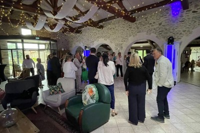 Miniature Location salle Vouvant (Vendée) - Le Hameau de Vouvant #22 Groupe de personnes debout dans une salle en pierre avec des lumières suspendues au plafond.