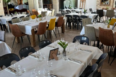Miniature Location salle Vouvant (Vendée) - Le Hameau de Vouvant #23 Groupe de personnes debout dans une salle en pierre avec des lumières suspendues au plafond.