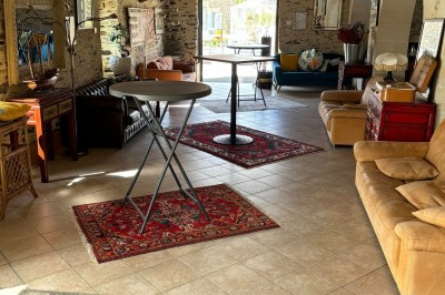 Miniature Location salle Vouvant (Vendée) - Le Hameau de Vouvant #24 Groupe de personnes debout dans une salle en pierre avec des lumières suspendues au plafond.