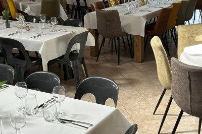 Miniature Location salle Vouvant (Vendée) - Le Hameau de Vouvant #25 Groupe de personnes debout dans une salle en pierre avec des lumières suspendues au plafond.