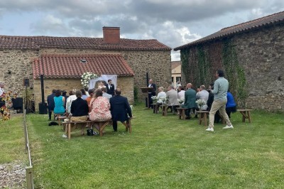 Miniature Location salle Vouvant (Vendée) - Le Hameau de Vouvant #4 Groupe de personnes debout dans une salle en pierre avec des lumières suspendues au plafond.