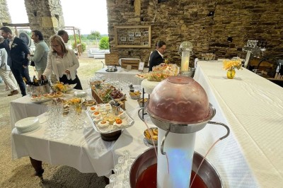 Miniature Location salle Vouvant (Vendée) - Le Hameau de Vouvant #26 Groupe de personnes debout dans une salle en pierre avec des lumières suspendues au plafond.