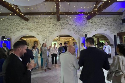 Miniature Location salle Vouvant (Vendée) - Le Hameau de Vouvant #27 Groupe de personnes debout dans une salle en pierre avec des lumières suspendues au plafond.