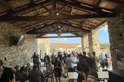 Miniature Location salle Vouvant (Vendée) - Le Hameau de Vouvant #3 Groupe de personnes debout dans une salle en pierre avec des lumières suspendues au plafond.