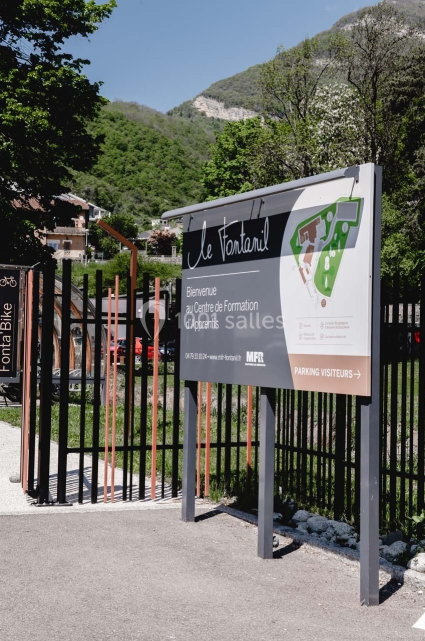 Panneau d'accueil du Centre de Formation d'Apprentis ’Le Fontanil’, avec plan et indications, devant un paysage montagneux.