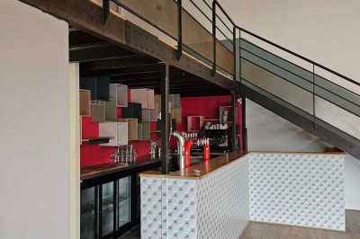 Miniature Location salle Pont-Sainte-Marie (Aube) - O'lagora #3 Cuisine professionnelle équipée avec four, plan de travail en inox, évier et hotte dans un espace carrelé.