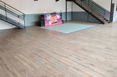 Miniature Location salle Pont-Sainte-Marie (Aube) - O'lagora #2 Cuisine professionnelle équipée avec four, plan de travail en inox, évier et hotte dans un espace carrelé.