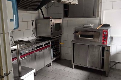 Miniature Location salle Pont-Sainte-Marie (Aube) - O'lagora #5 Cuisine professionnelle équipée avec four, plan de travail en inox, évier et hotte dans un espace carrelé.