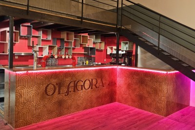 Miniature Location salle Pont-Sainte-Marie (Aube) - O'lagora #2 Cuisine professionnelle équipée avec four, plan de travail en inox, évier et hotte dans un espace carrelé.