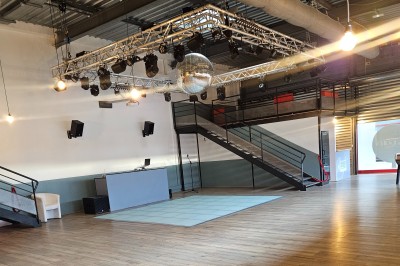 Miniature Location salle Pont-Sainte-Marie (Aube) - O'lagora #6 Cuisine professionnelle équipée avec four, plan de travail en inox, évier et hotte dans un espace carrelé.