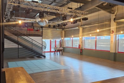 Miniature Location salle Pont-Sainte-Marie (Aube) - O'lagora #3 Cuisine professionnelle équipée avec four, plan de travail en inox, évier et hotte dans un espace carrelé.