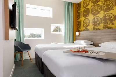 Plan d’aménagement intérieur montrant trois salles, un espace fitness, une circulation centrale et des équipements variés.