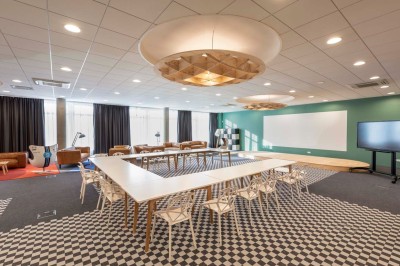 Plan d’aménagement intérieur montrant trois salles, un espace fitness, une circulation centrale et des équipements variés.